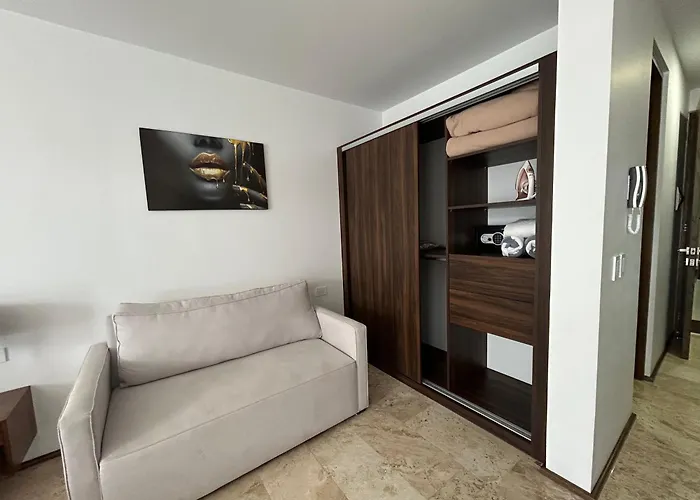 Chez Alam At Midtown 2 *